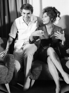 La actriz italiana, Sofía Loren, junto a su compañero de reparto Robert Hossein, posan para la prensa en los estudios de 