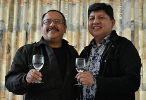 David Aruquipa (d) y Guido Montaño (i), realizan un brindis este viernes luego de que el Servicio de Registro Cívico (Sereci), dependiente del Tribunal Supremo Electoral (TSE) de Bolivia, emitió una resolución que permite el registro de la 