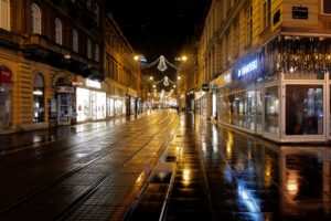 Calle vacía de Zagreb el pasado jueves. (Croacia) EFE/EPA/ANTONIO BAT