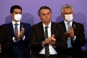 El presidente de Brasil, Jair Bolsonaro (c), aplaude durante el lanzamiento del Plan Nacional de Vacunación contra la covid-19 hoy, desde el Palacio de Planalto en Brasilia (Brasil). EFE/ Joédson Alves