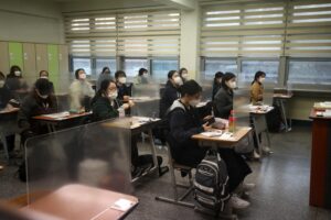 Estudiantes de Corea del Sur realizan su prueba de selectividad en medio de la pandemia de coronavirus en una escuela secundaria de Sunrin Internet en Seúl, Corea del Sur. Más de 490.000 estudiantes realizan el examen para ingresar a la universidad en el semestre de primavera que comienza en marzo de 2021. EFE/EPA/CHUNG SUNG-JUN / POOL