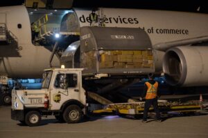 Fotografía cedida por las Fuerzas Armadas de Canadá donde aparece un operario del aeropuerto mientras descarga de un avión las cajas con el primer envío de vacuna de Pfizer contra la covid-19 en Montreal (Canadá). EFE/Matthew Tower/Fuerzas Armadas de Canadá