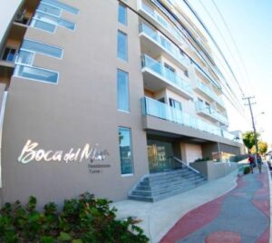 Antilavado ocupa 22 apartamentos lujosos en Boca Chica relativo a caso de estafador deportado a Canadá