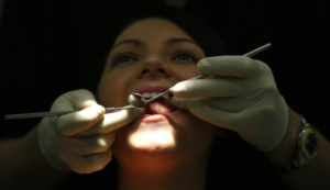 Acusan dentista estadounidense de romper los dientes de sus pacientes para estafar a las compañías de seguros