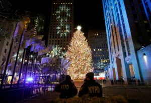 El árbol de Navidad del Rockefeller Center se ilumina en Nueva York (EE.UU.), hoy 2 de diciembre de 2020. EFE/Jason Szenes
