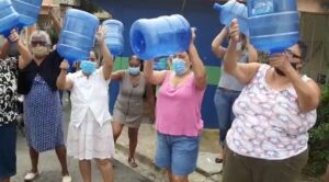 Residentes en Los Mameyes denuncian tener 12 días sin agua potable