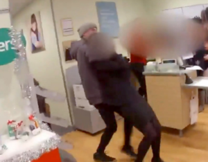 VIDEO | Hombre amenaza a una mujer con un cuchillo en la garganta para huir de la Policía