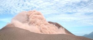 Actividad eruptiva de volcán en Nicaragua, entre el espectáculo y leves daños
