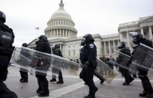 El jefe de la policía del Capitolio renuncia tras el asalto al Congreso