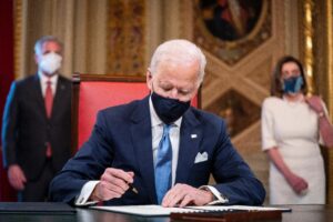 El presidente de EE.UU., Joe Biden, firma documentos en el Capitolio, este 20 de enero de 2021. EFE/Jim Lo Scalzo