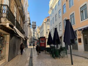 Varias personas caminan por el centro de Lisboa. EFE/ Cynthia de Benito/Archivo