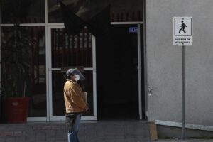 Una mujer espera el cuerpo de un paciente fallecido por la covid-19 hoy, en un hospital de Ciudad de México (México). EFE/José Méndez
