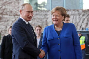 La canciller alemana, Angela Merkel, y el presidente ruso, Vladimir Putin.EFE/EPA/HAYOUNG JEON/Archivo