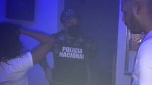 Policía detiene a varias personas en Santiago; estaban reunidas en toque de queda y con bebidas alcohólicas
