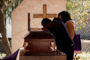 Familiares asisten al entierro de un fallecido por Covid-19 el 21 de enero de 2021, en el Panteón de Tlahuac, en Ciudad de México (México). EFE/ José Méndez