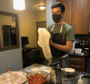 Un estudiante de postgrado recauda 30,000 dólares al preparar y regalar pizzas desde la ventana de su apartamento