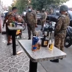 VIDEO | Autoridades del Ejército intervienen en fiesta durante toque de queda en el sector Los Ríos