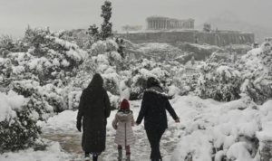 En fotos: Inusual nevada dejó bajo un manto blanco la Acrópolis de Atenas, Grecia