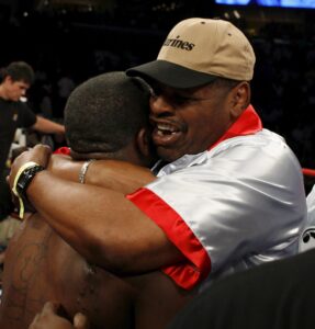 El boxeador Cory Spinks (i) recibe un abrazo de su padre, el ex campeón de medio peso Leon Spinks tras perder una pelea. EFE/MIKE BROWN/Archivo