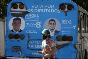 Un hombre camina frente a una propaganda electoral del Partido Nuevas Ideas en San Salvador. EFE/ Rodrigo Sura/ Archivo