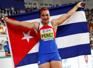 En la imagen, la cubana Yaimé Pérez, campeona mundial de lanzamiento de disco en Doha 2019. EFE/Valdrin Xhemaj/Archivo