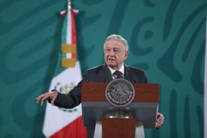 El presidente de México Andrés Manuel López Obrador, habla durante su rueda de prensa matutina en Palacio Nacional, en Ciudad de México (México). EFE/Sáshenka Gutiérrez/Archivo