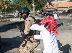 Un policía fue registrado este lunes al enfrentarse a un manifestante en Champs Mars, cerca del Palacio Nacional, en Puerto Príncipe (Haití). EFE/Jean Marc Herve Abelard