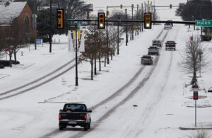 Los conductores enfrentan condiciones peligrosas en las calles después de que la histórica tormenta golpeara el área de Fort Worth, Texas, EE.UU., el 17 de febrero de 2021. EFE/EPA/Ralph Lauer
