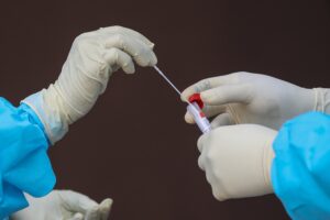 Las primera dosis que administrará el país son 117.000 de la vacuna desarrollada por Pfizer BioNtech y unas 200.000 del laboratorio chino Sinovac. EFE/EPA/CHAMILA KARUNARATHNE/Archivo