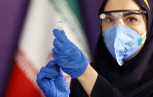 Una sanitaria iraní prepara una vacuna. EFE/EPA/AREF TAHERKENAREH/ Archivo
