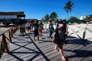 Turistas pasean por las playas del balneario de Cancún, el viernes 5 de febrero de 2021, en Quintana Roo (México). EFE/Alonso Cupul