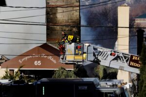 Bomberos inspeccionan un incendio en el complejo residencial para mayores Evergreen Court Home en Spring Valley, en el condado de Rockland, Nueva York (EE.UU.), hoy 23 de marzo de 2021. EFE/Peter Foley