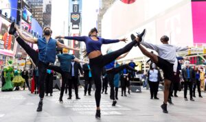 Hace precisamente dos semanas, Broadway marcó un año de cierre con un espectáculo al aire libre en Times Square, titulado 