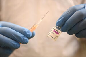 Un sanitario prepara una dosis de la vacuna de Astrazeneca en Londres. EFE/EPA/NEIL HALL/Archivo