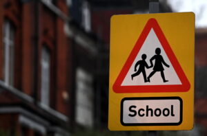 Señal que advierte de la proximidad de un colegio en una calle de Londres.EFE/EPA/ANDY RAIN/Archivo