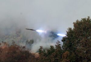 Un lanzacohetes del ejército surcoreanodurante unas maniobras militares en Pocheon, a 50 kms de Seúl, Corea del Sur. EFE/Han Myung Gu/Archivo