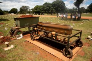 Familiares acompañan el entierro de un ser querido víctima de covid-19 en el cementerio Campo da Esperança, en Brasilia (Brasil). EFE/ Joédson Alves