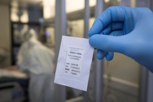 Una enfermera de una unidad de cuidados intensivos (UCI), muestra una dosis de hidroxicloroquina, medicamento utilizado contra la malaria y propuesto al inicio de la pandemia frente al coronavirus, pero que ha sido 