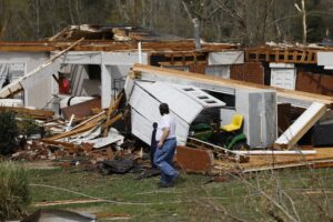Un hombre observa una casa dañada después de que un tornado azotó Newnan, Georgia, EE.UU., este 26 de marzo de 2021. EFE/EPA/ERIK S. LESSER