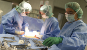 Chile realiza con éxito su primer trasplante de hígado a un recién nacido con donante vivo