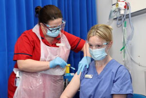 Una enfermera es vacunada con el preparado de Pfizer BioNTech en un hospital de Dublín. EFE/EPA/MARC O'SULLIVAN /Archivo