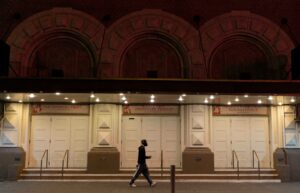 Un hombre camina frente a un teatro cerrado en Broadway cerca de Times Square en Nueva York (EE.UU.). EFE/Justin Lane/Archivo