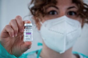 Una enfermera muestra este miércoles un vial de la vacuna de AstraZeneca contra la Covid-19 en Ibiza. EFE/ Sergio Cañizares