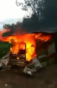 Residentes en La Bija de Sánchez Ramírez incendian caseta presuntamente utilizada como punto de drogas