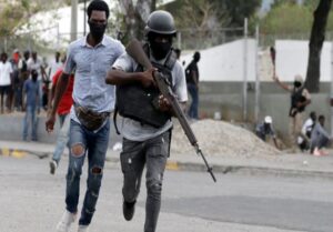 Civiles matan varios policías, se apropian de armas y vehículos militares en Haití 