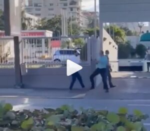 VIDEO | Dos hombres se enfrentan a puñetazos supuestamente por el roce de un vehículo