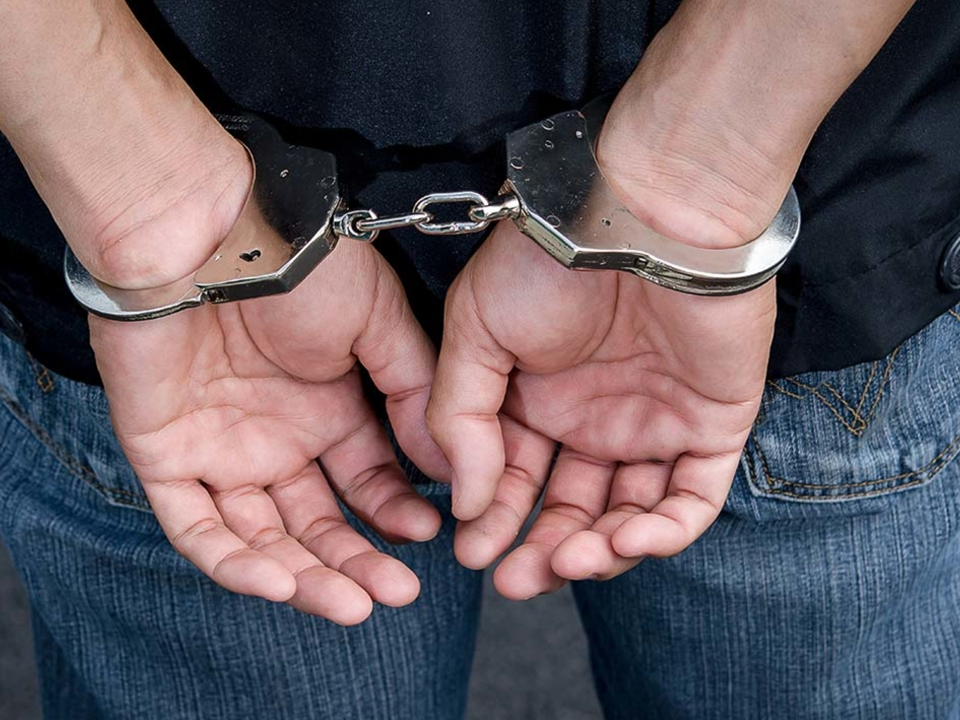 Arrestan joven vendiendo supuesta droga dentro de una mascarilla en SDE