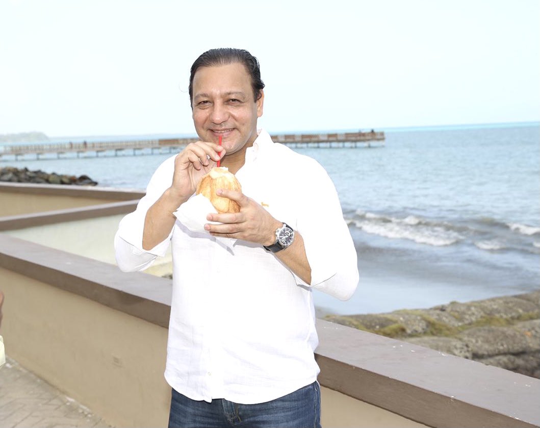Abel Martínez: "Disfrutando una rica agua de coco, mientras bots PRM me hacen tendencia"