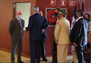 Abinader es recibido por funcionarios españoles a su llegada a Madrid