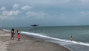 Avión de la Segunda Guerra Mundial aterriza de emergencia en una playa de Florida